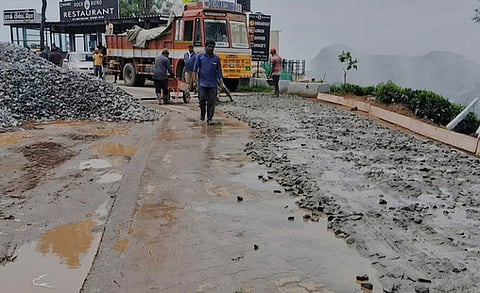 Since the road is narrow, tourists coming from other districts find it difficult to manoeuvre their vehicles unlike the skilled local drivers.
