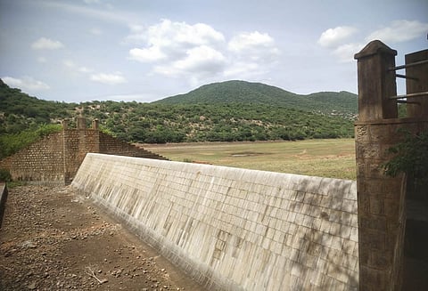 Farmers from Melur block have urged the state government to immediately sanction funds for the long-pending maintenance works of the Periyaruvi dam.