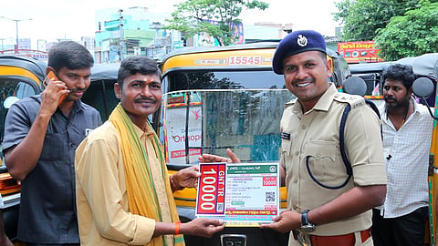 Guntur SP Satish Kumar distributed traffic police numbers to auto drivers and interacted with them.