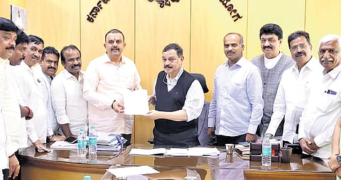 BJP leaders led by MLA V Sunil Kumar submit a memorandum to Karnataka Backward Classes Commission Chairman Madhusudan R Naik on Tuesday.