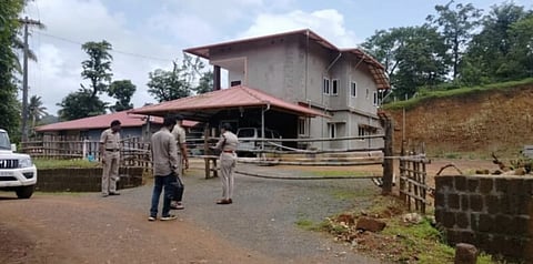 Police holding inquiries in the farm of Ganapati Hedge in Somanahalli near Sirsi