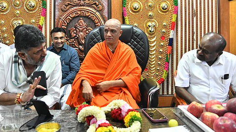 Adichunchanagiri mutt seer Nirmalanandanatha swami with DCM DK Shivakumar and Union Minister HD Kumaraswamy.