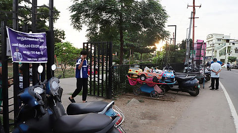 Haphazard parking around Muthannankulam water body on the Thadagam Road.