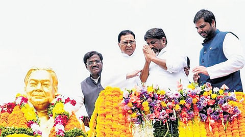 Deputy Chief Minister Mallu Bhatti Vikramarka pays floral tribute to G Venkataswamy’s statue on his 96th birth anniversary, at Tank Bund
in Hyderabad on Sunday.