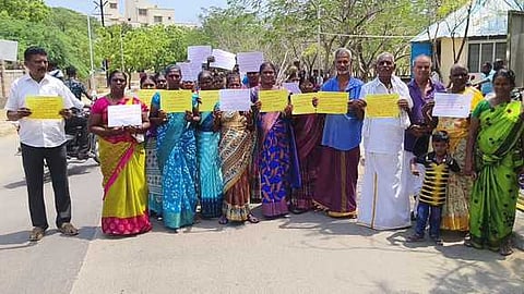 Caption: The workers attached to the Unorganised Workers Federation demanding festival bonus at the Thoothukudi collectorate on Monday.