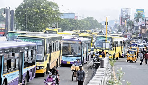 Vehicles moving at snail’s pace at Kilambakkam on Friday