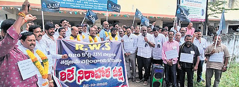 Koneru Srinivasa Prasad, secretary of the association, demanded immediate release of Rs 826 crore towards pending bills for 7,236 works.