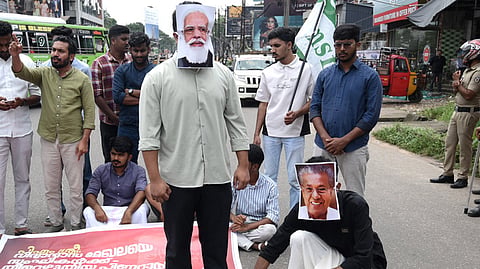 MSF members protest against PM SHRI project at mavoor road in Kozhikode.