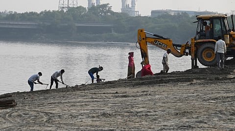 >Preperation for Chhath Puja in River Yamuna in New Delhi.