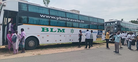 Each bus had three in-charges and around 15 volunteers from Adhav Arjun’s Voice of Commons team to assist the families throughout the trip.