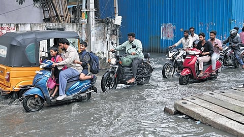 Although a red alert was in place on Tuesday for three districts and orange for eight, most parts of the state recorded only light to moderate rains.