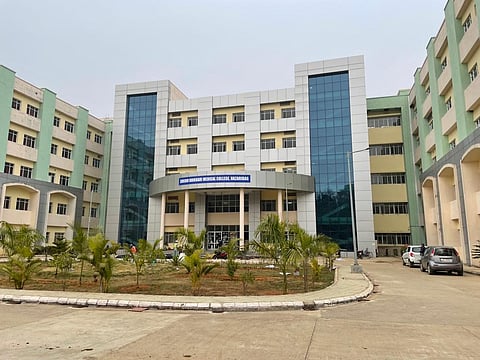 While the family points at the hospital management for the loss, the hospital management has accused the patient's family.