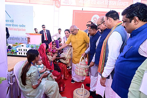 Vice President interacting with women members of self-help group in Rajnandgaon