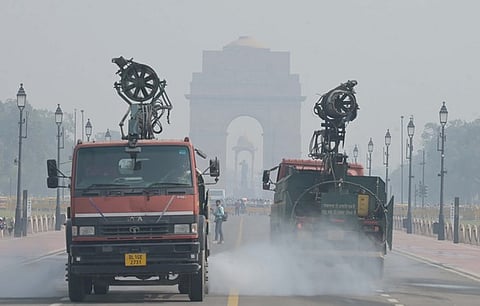 File Photo | Anti-smog gun spraying water to curb air pollution at Kartavya Path