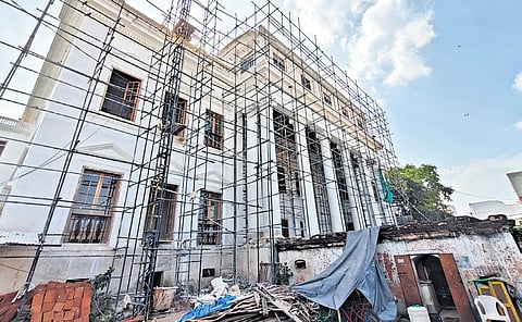 The European-style mansion, built by the ancestors of Paigah noble Amir-e-Paigah Khursheed Jah Bahadur Shams-ul-Umra IV, once featured chandeliers, carpets, and intricate woodwork.