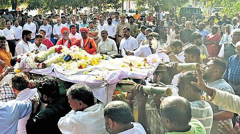 People carry the mortal remains of Saalumarada Thimmakka for her funeral at the Jnanabharathi campus of Bangalore University on Saturday.