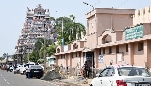 The public toilet complex is available only on South Uthira Street. Devotees have to depend on restrooms in commercial establishments