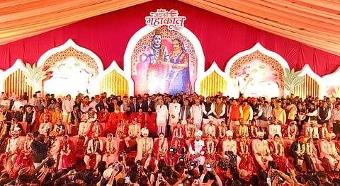 The newly married couples, including the CM’s son and daughter-in-law, received blessings from prominent Hindu seers and religious leaders.