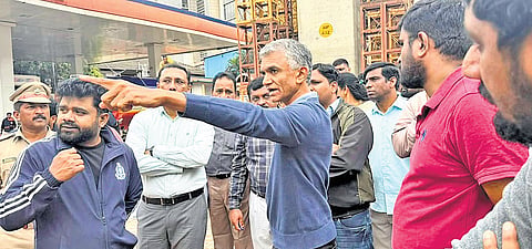 Revenue Minister Krishna Byre Gowda pulls up officials during a surprise inspection of Phase 2B Metro work between
Nagavara Junction and Bagalur Cross on Wednesday.
