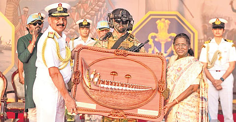 Chief of the Naval Staff Admiral Dinesh K Tripathi presenting a memento to President Droupadi Murmu during the Navy Day celebrations.
