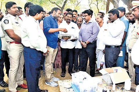 Dr Swamy initiated the Swarna Andhra–Swachh Andhra cleanliness programme and administered the pledge to the gathering.