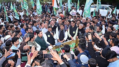 State Congress President Govind Singh Dotasra and Leader of the Opposition Tikaram Juli participated in a major protest organised by the Alwar District Congress Committee.