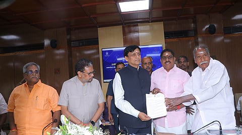 Puducherry Home minister A Namassivayam presenting the memorendum to Union Minister of state for Home Affairs Niyanand Rai in presence of Lt Govetnor K Kailashnathan , Chief Minister N Rngasamy and Speaker R Selvam on Saturday.