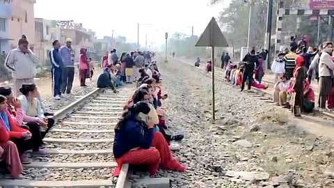 The situation turned tense when, during attempts at negotiation, stones were allegedly hurled at security personnel.