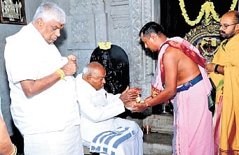 JDS supremo HD Deve Gowda offers pooja at Deveshwara temple in Huddanahalli
of Holenarasipur taluk on Monday.
