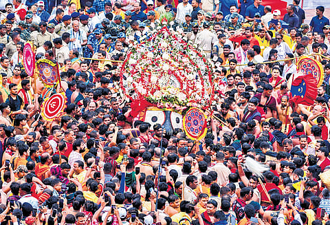 Servitors bring Lord Jagannath in the ceremonial ‘pahandi bije’ to his chariot during Rath Yatra in Puri