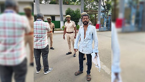 The victim, identified as Mohammed Yasin, is a native of Aranthangi in Pudukottai district and currently works as a labourer at a hotel in Pollachi.