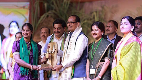 On Monday, Shivraj Singh Chouhan, Union Minster for Agriculture and Farmers Welfare, participated in this. He also interacted with farmers, industry people and inspected the turmeric market and the farmlands.