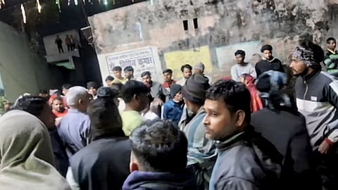 According to police sources, the confrontation began around 5 pm over a long-standing rivalry and a dispute linked to “social prestige”.