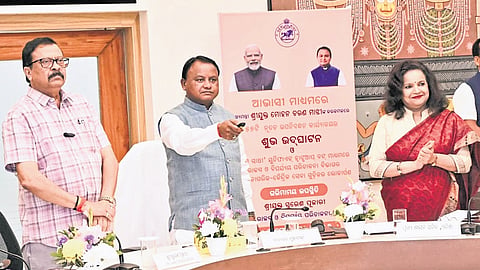 CM Mohan Charan Majhi, flanked by Revenue minister Suresh Pujari and chief seretary Anu Garg, unveils ‘Ama Sathi’ WhatsApp chatbot in Bhubaneswar.