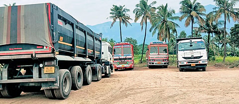 Puliyarai police seized four lorries for transporting materials using fake transit passes