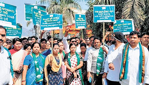 The protesters said the deductions coupled with the 150-quintal ceiling and delays in procurement and payments have created a distressing, pushing farmers into the clutches of middlemen.