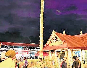 The total quantity of gold available, including customs purchase and donations, was 9,573.010g, whereas the quantity recorded as utilised for the flag mast was 9,340.2g.