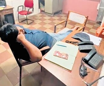 Video grab of the staff sleeping at the BOV helpdesk at SCBMCH.