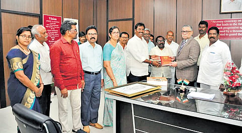 APSRTC Employees Union State committee members meet the newly appointed
VC & MD of APSRTC N Balasubrahmanyam, on Monday.