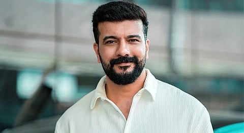 A group of BJP activists reportedly prevented Congress candidate Ramesh Pisharody from proceeding with his voter outreach programme at Vadakkanthara in Palakkad