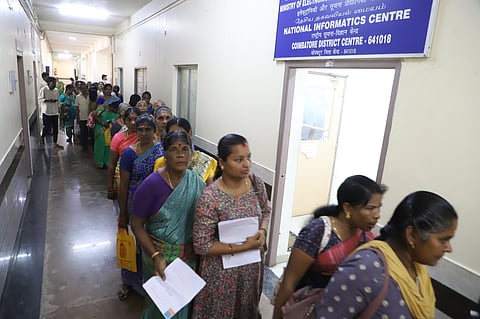 A large number of women queued up at the District Collectorate to submit applications for the State government's Kalaignar Magalir Urimai Thogai (KMUT) scheme.
