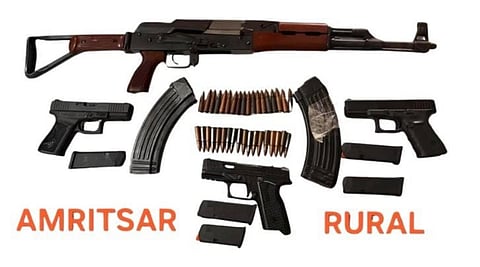 The weapons that were recovered from the arrested people.