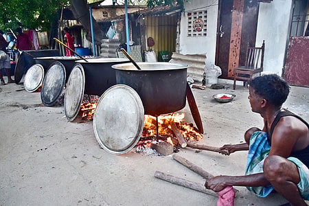 Caterers cooking food using firewood on the roadside following LPG crisis, at Villivakkam in Chennai on Sunday, March 15, 2026.
(File Photo |P Jawahar, Express)