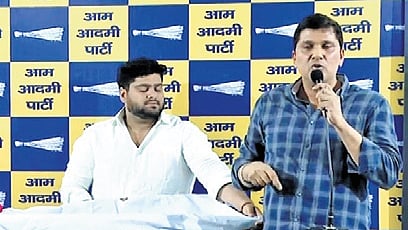 At a press conference, Bhardwaj tied a shroud around his head and brought a funeral bier as a mark of protest.