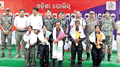 Senior Maoist leader Sukru and four other cadres after surrendering before Sanjeeb Panda and senior police officials at Phulbani in Kandhamal