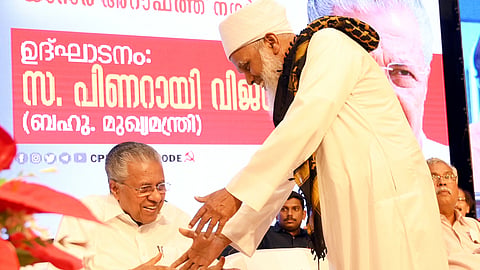 Samastha Kerala Jam-Iyyathul Ulema central mushawara member Umar Faizi Mukkam greeting Chief Minister Pinarayi Vijayan at the Palestine solidarity meet in Kozhikode.