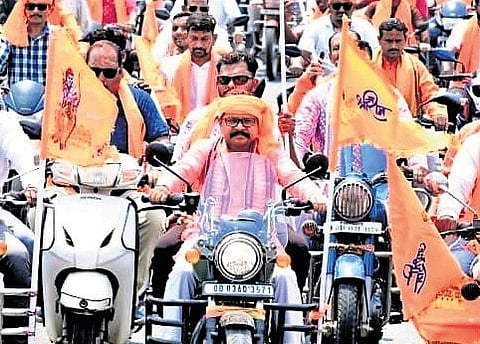 Mahaling in a motorcycle procession without wearing helmet