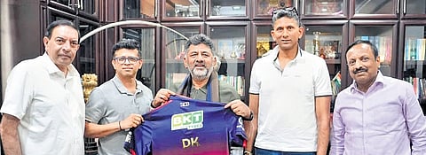 KSCA president Venkatesh Prasad, Chief Communications Officer Vinay Mruthyunjay, DNA MD Venkat, and RCB CEO Rajesh Menon greet DCM DK Shivakumar on Monday