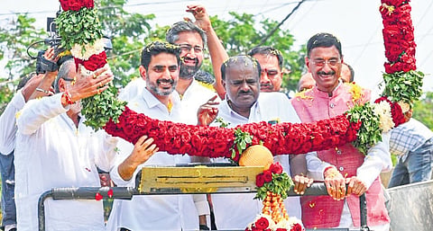 IT Minister Nara Lokesh, Union Ministers HD Kumara Swamy and Sanjay Seth at a rally in Sindhanuru of Karnataka on Saturday
