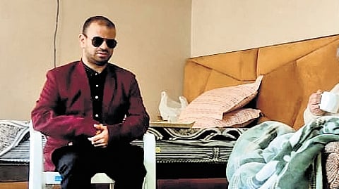 Irfan Ahmad Lone (R) from Jammu and Kashmir’s Bandipora secured an All India Rank (AIR) of 957 in the 2025–26 UPSC exams.